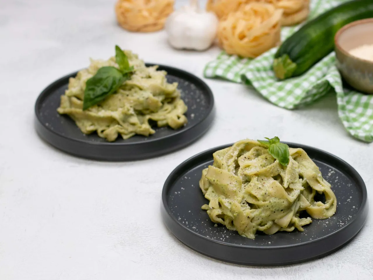 Zucchini Nudeln in einer cremigen So&szlig;e auf einem Teller angerichtet