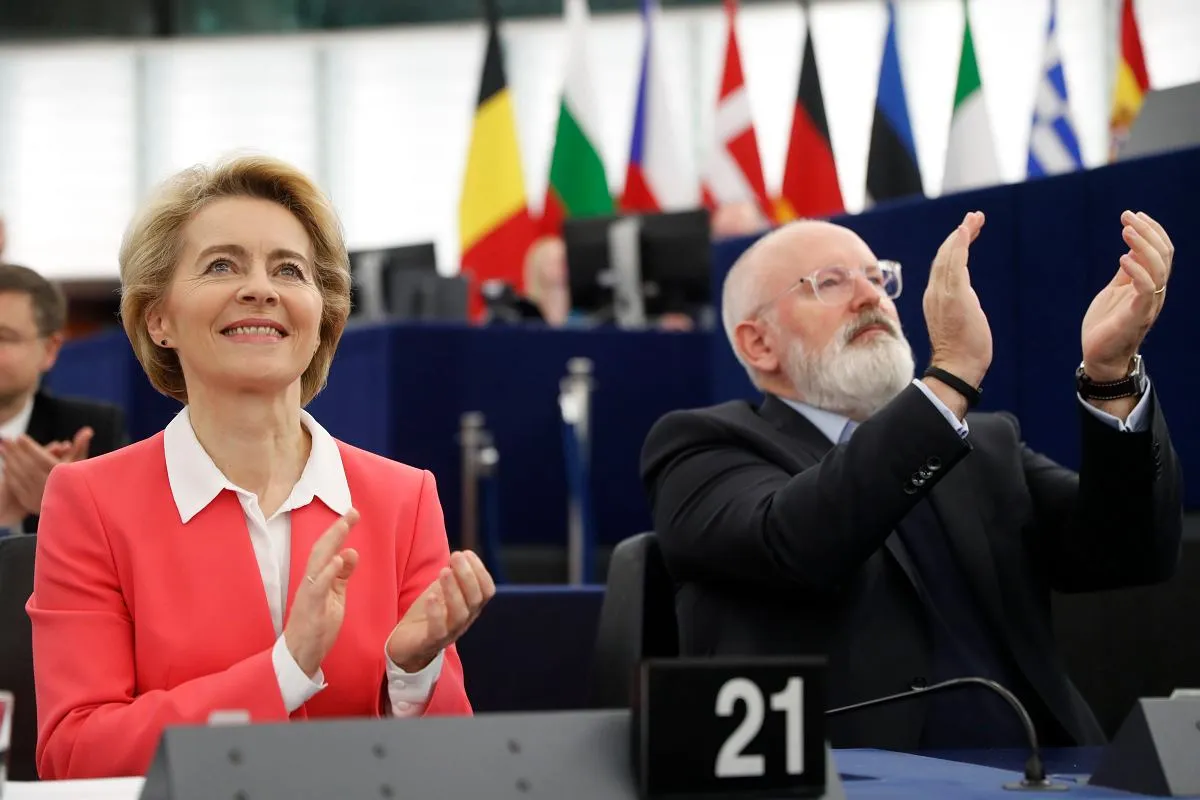 Ursula von der Leyen, kt&oacute;ra stoi za Zielonym Ładem w UE, klaszcze z innymi.