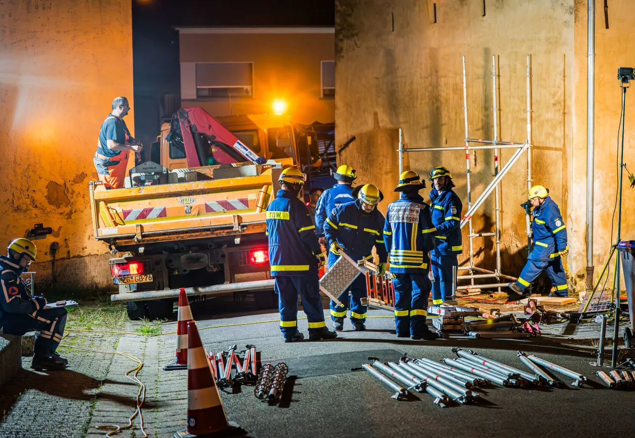 Rettungseinsatz Gebäudeeinsturz THW Feuerwehr