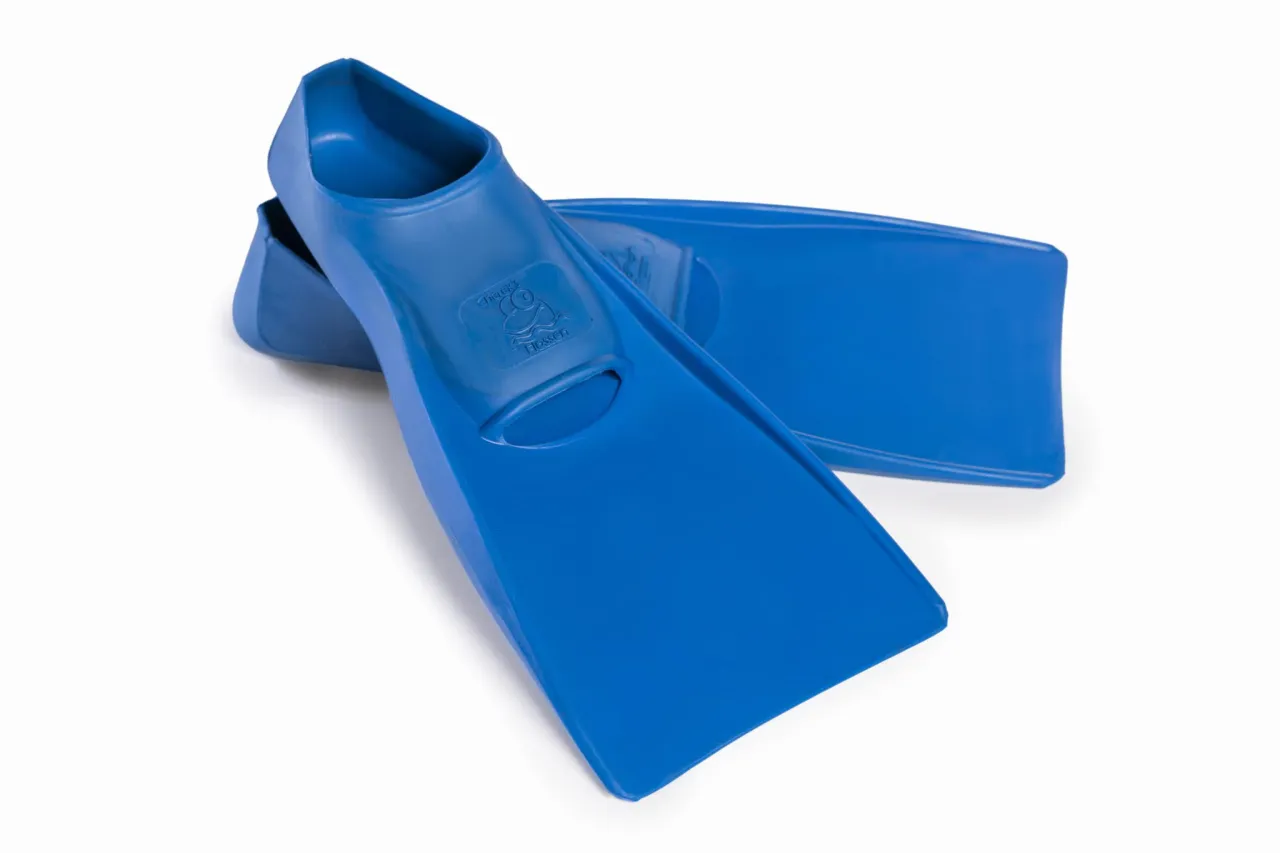 Niebieskie płetwy do pływania, gotowe do wodnych przyg&oacute;d.