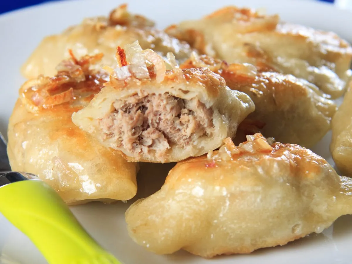 Pierogi ruskie i pierogi z mięsem na talerzu