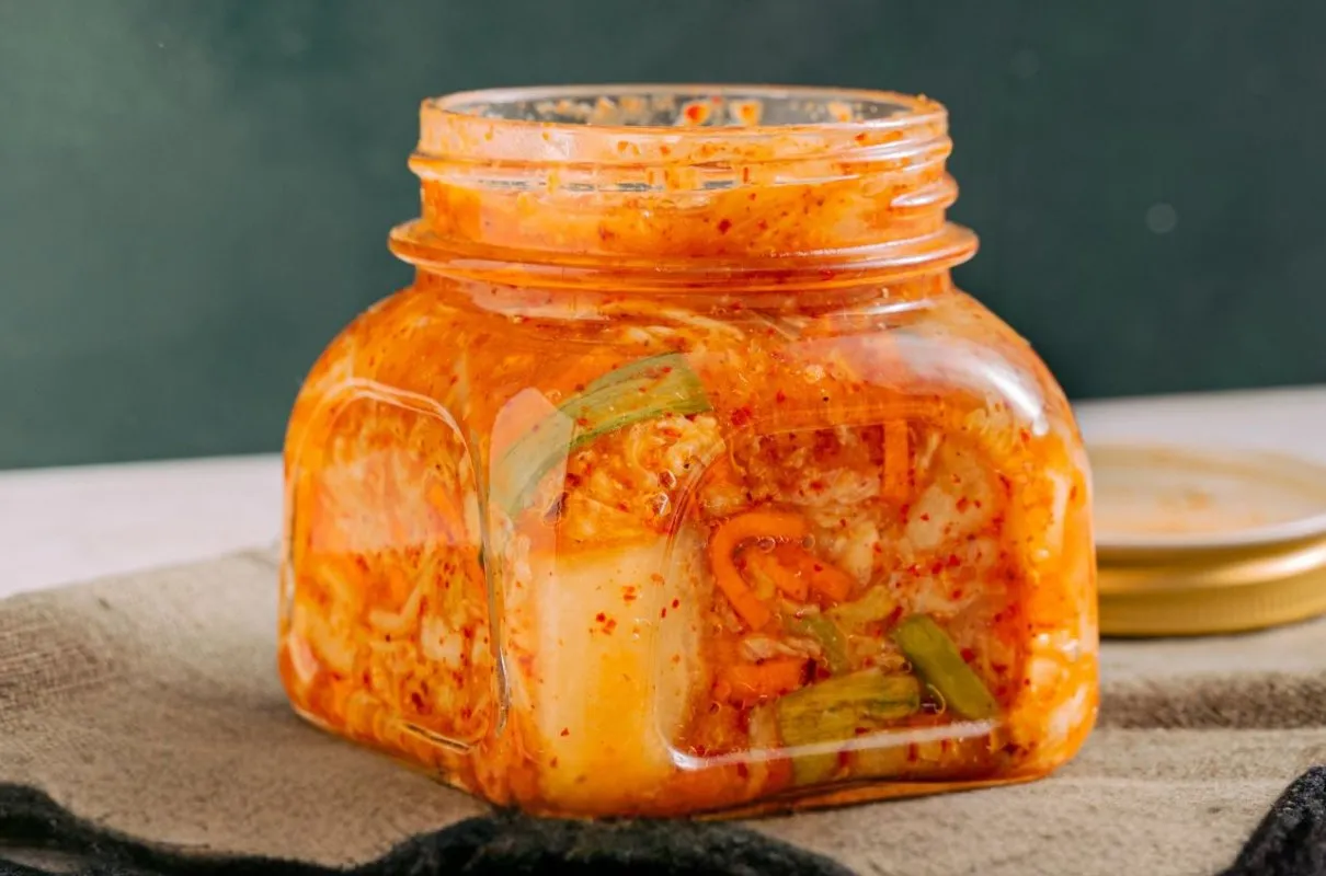Kimchi w słoiku i na talerzu