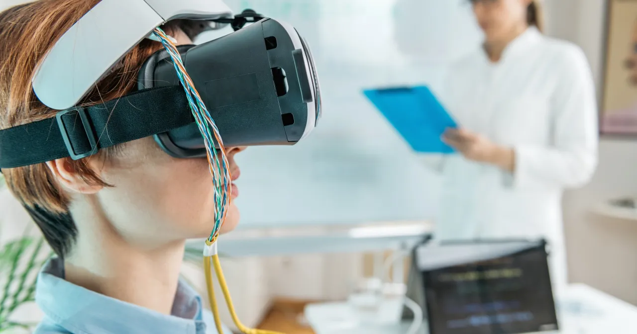 terapia VR lęk wysokości, osoba w goglach VR w gabinecie