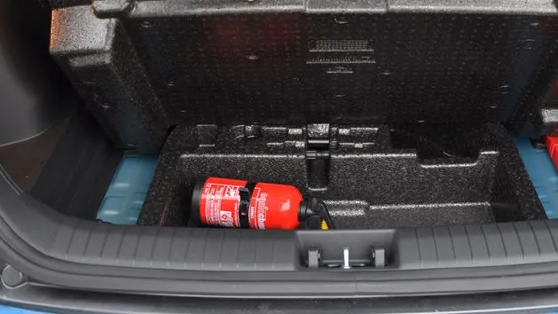 prawidłowe umiejscowienie gaśnicy w samochodzie