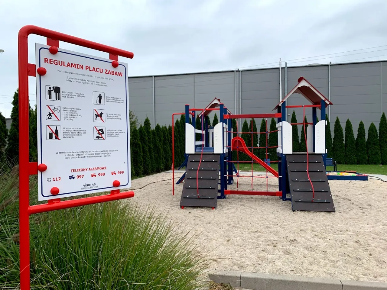 kto zarządza placem zabaw tablica informacyjna