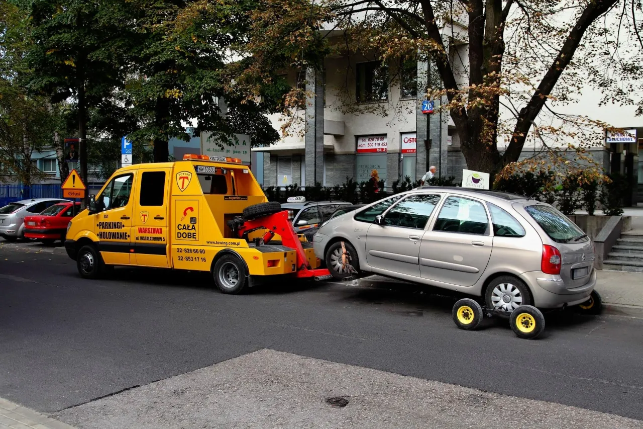 Mandat za parkowanie na chodniku odholowanie pojazdu