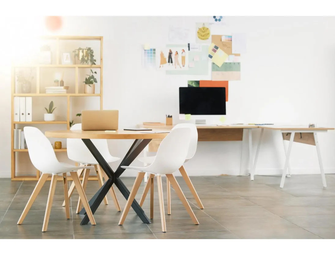 przykładowe aranżacje stołu z krzesłami odległości od ściany