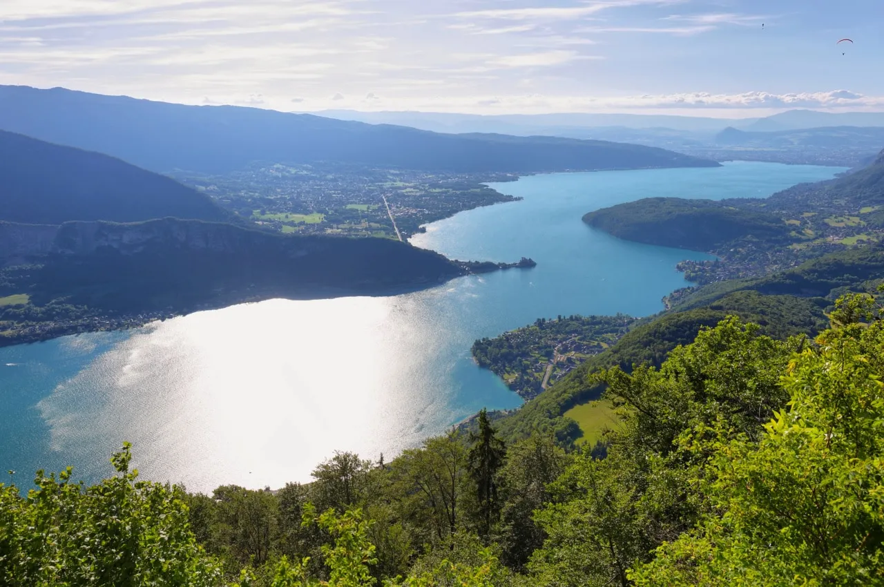 Vue panoramique sur le lac d'Annecy depuis La Maison Bleue