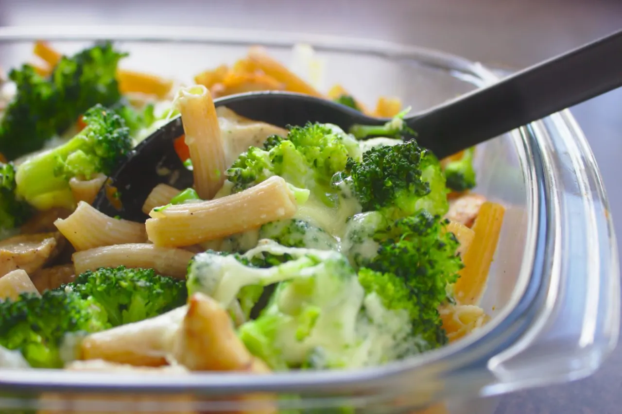 Zapiekanka makaronowa z kurczakiem i brokułami