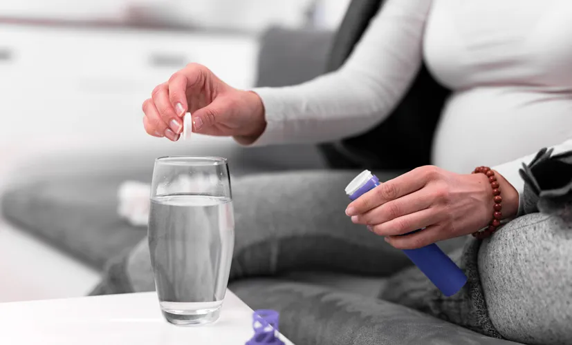 kobieta w ciąży pije wodę, elektrolity w ciąży