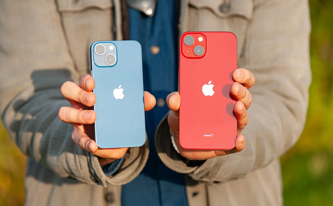 Porównanie rozmiarów iPhone 13 i iPhone 13 mini