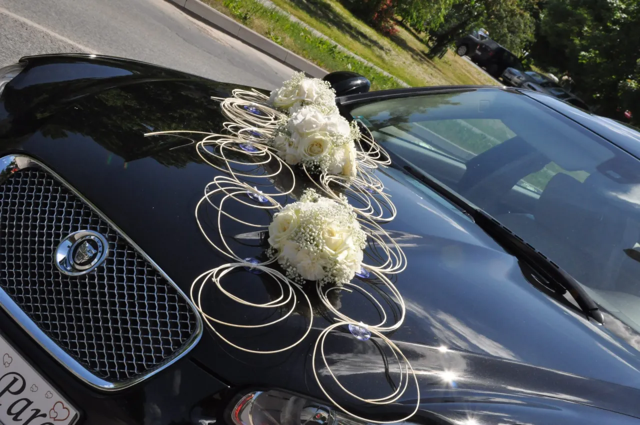 pomysły na dekoracje samochod&oacute;w gości weselnych