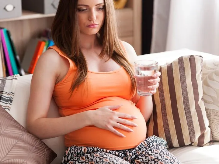 Kobieta w ciąży z ulgą po zgadze