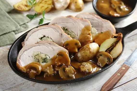 elegancki obiad dla gości na stole