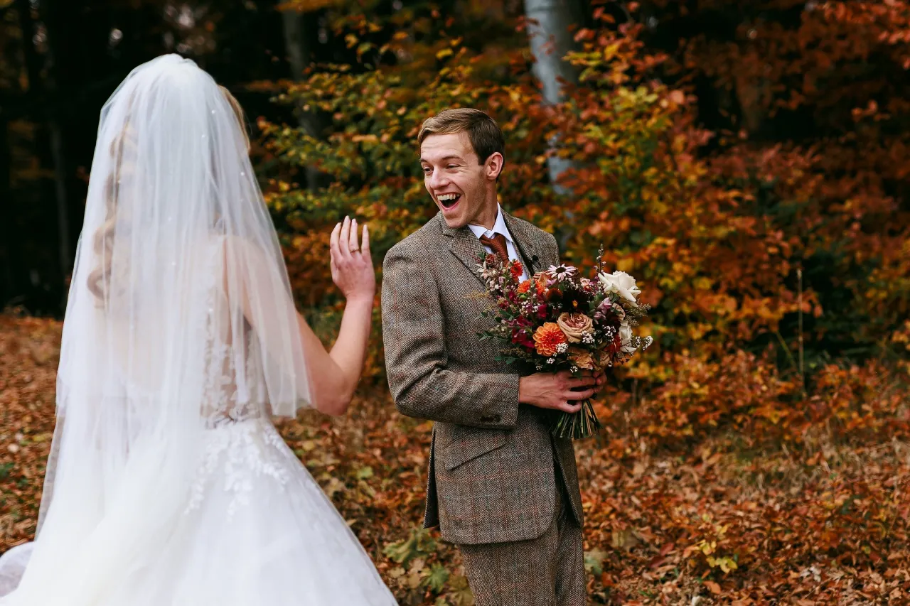 Panna młoda ukrywająca suknię ślubną przed panem młodym