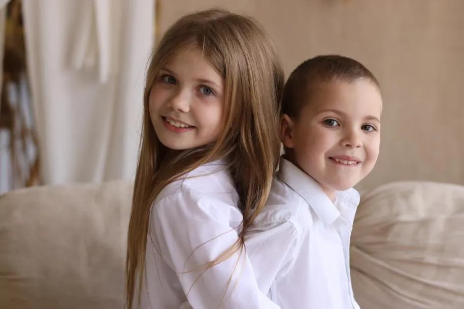 starszy brat odprowadza siostrę z przedszkola