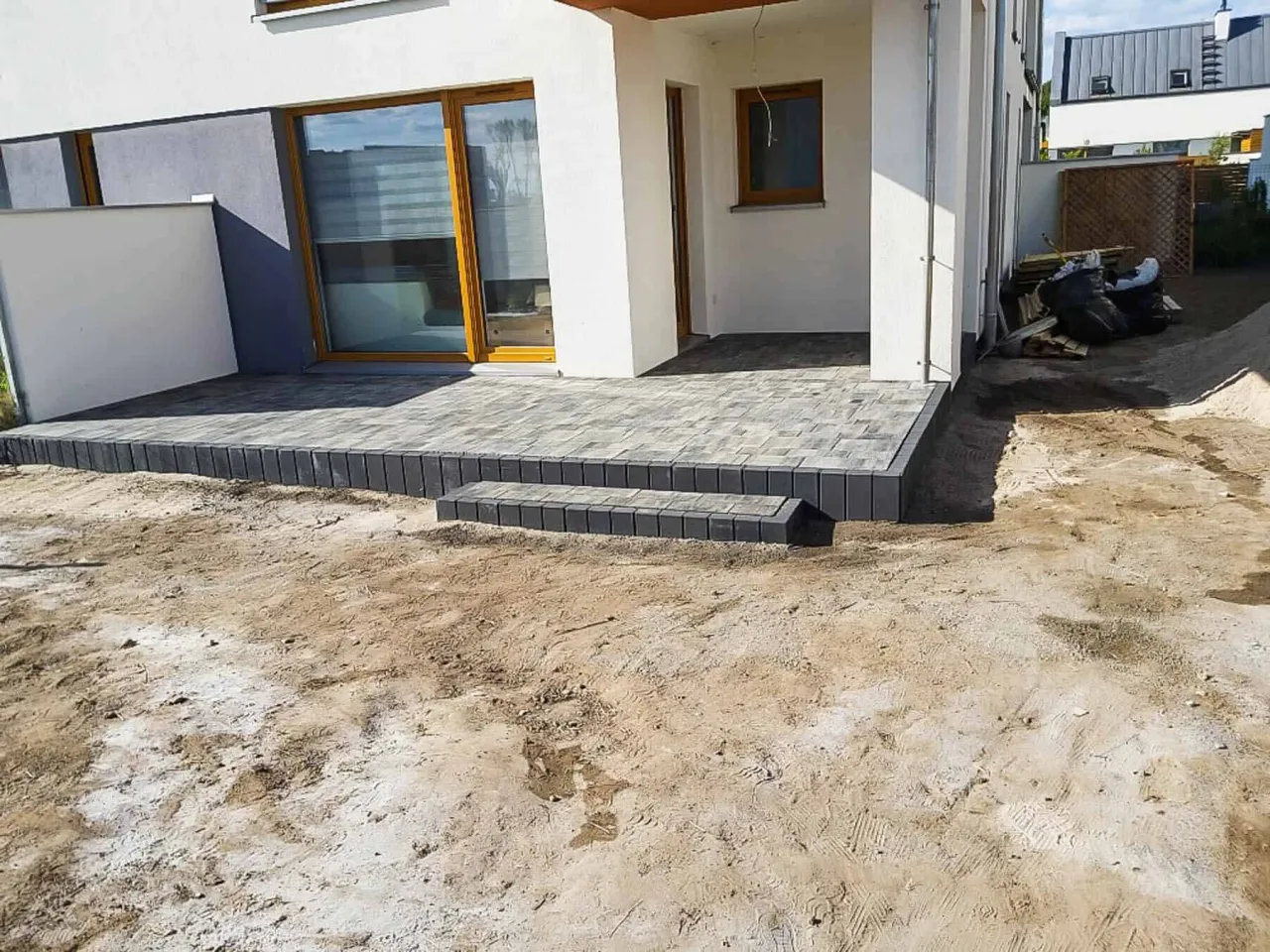 Czynniki podnoszące koszt budowy tarasu z kostki