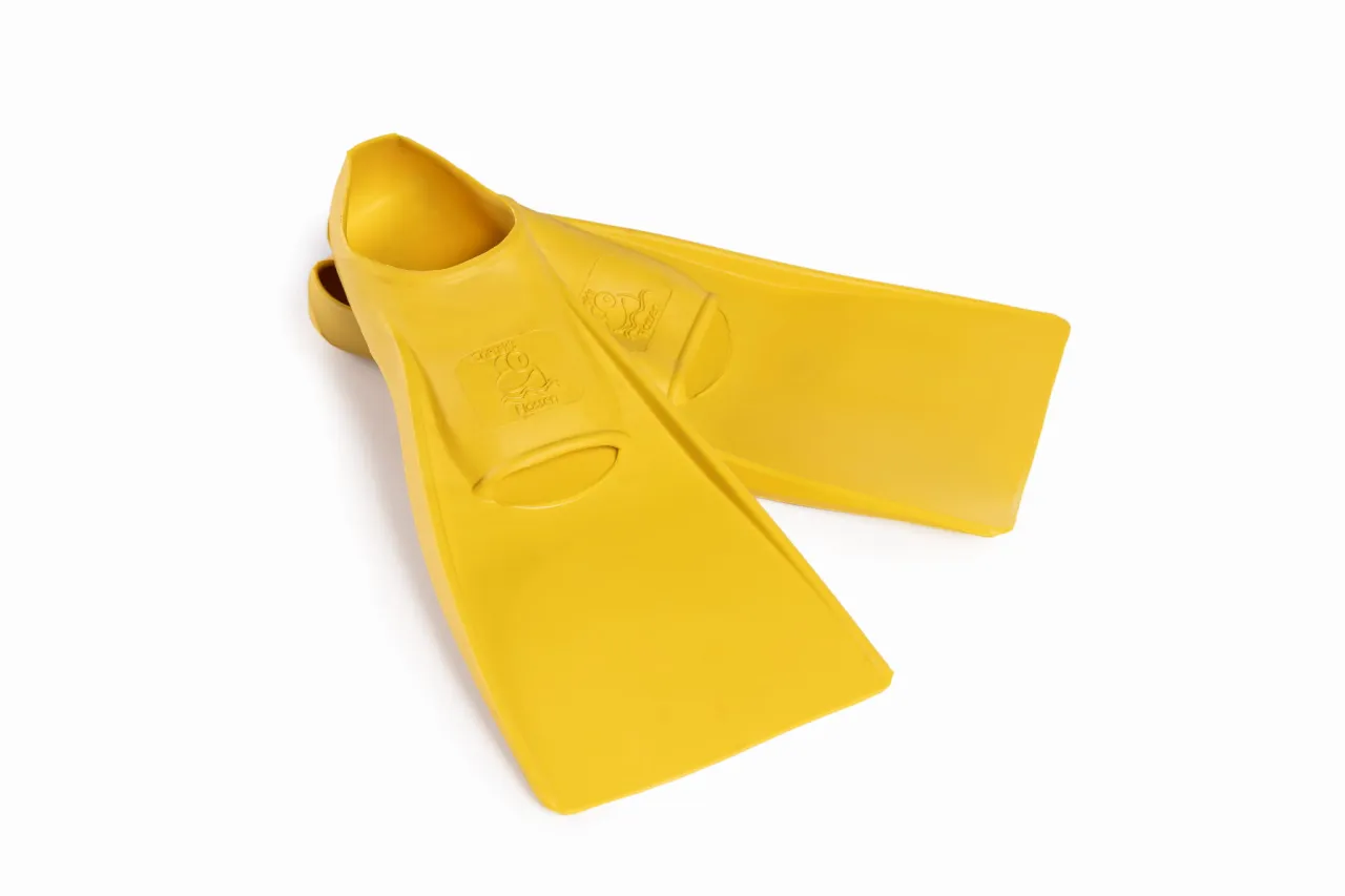 Jasnoż&oacute;łte płetwy do pływania z zabawnym logo żaby, gotowe na wodne przygody.