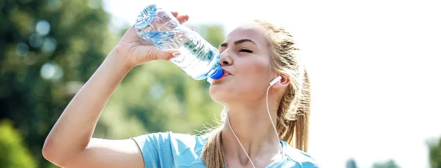 człowiek pije wodę i śpi