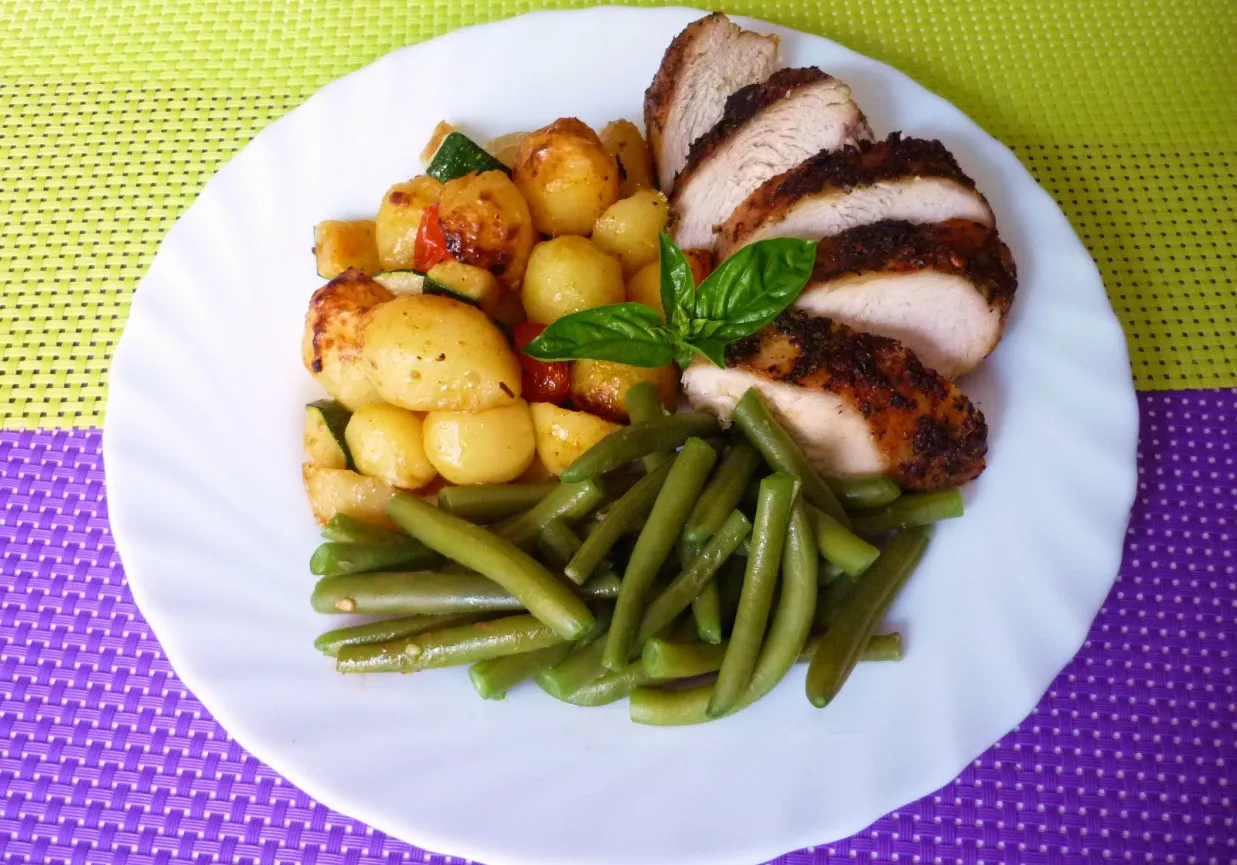 Pieczony kurczak z ziemniaczkami, fasolką szparagową i bazylią. Ta przyprawa do czego? Do podkreślenia smaku!