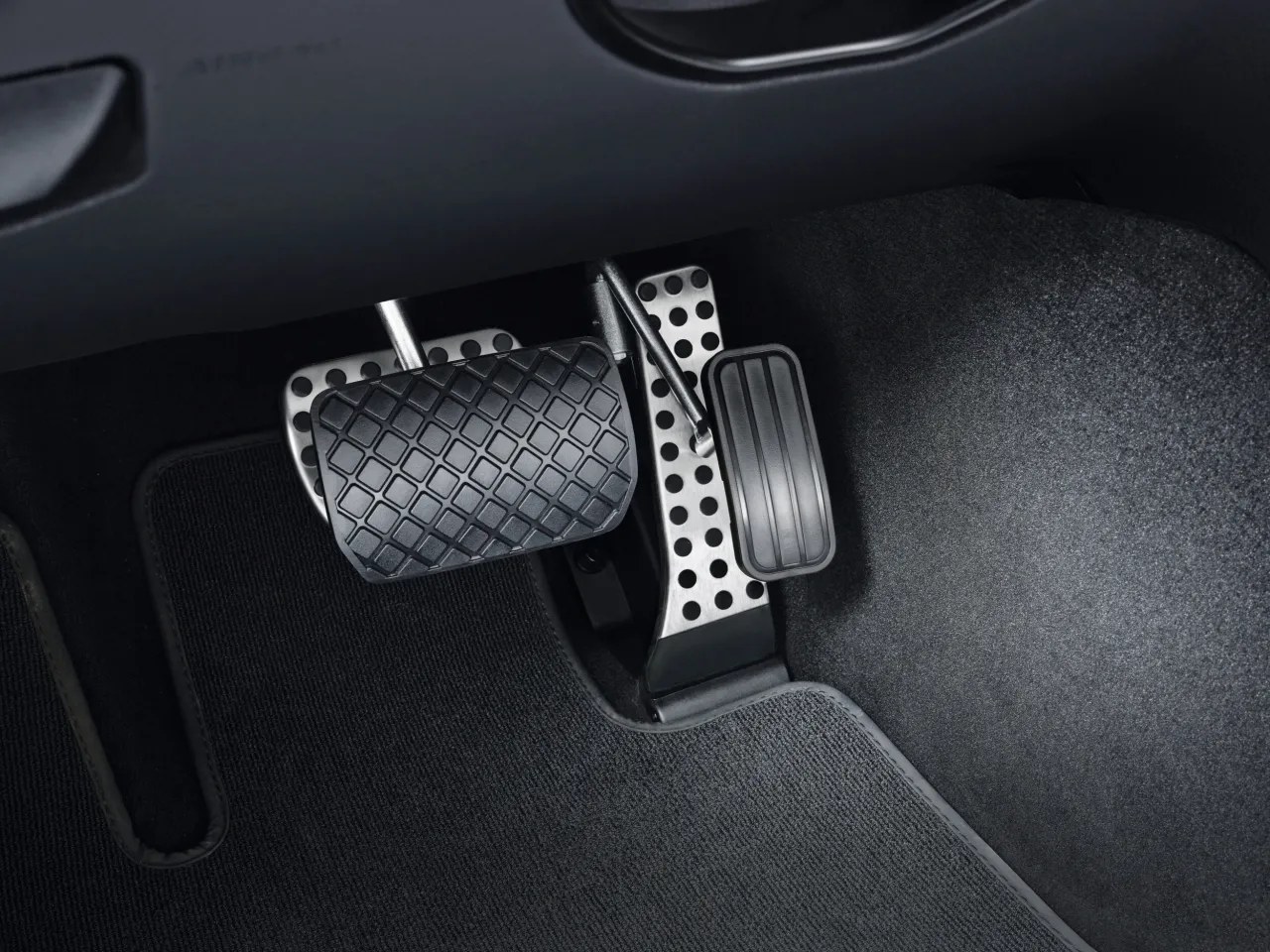 Trzy pedały w aucie: gaz, hamulec i sprzęgło. To właśnie sprzęgło pozwala na zmianę biegów.