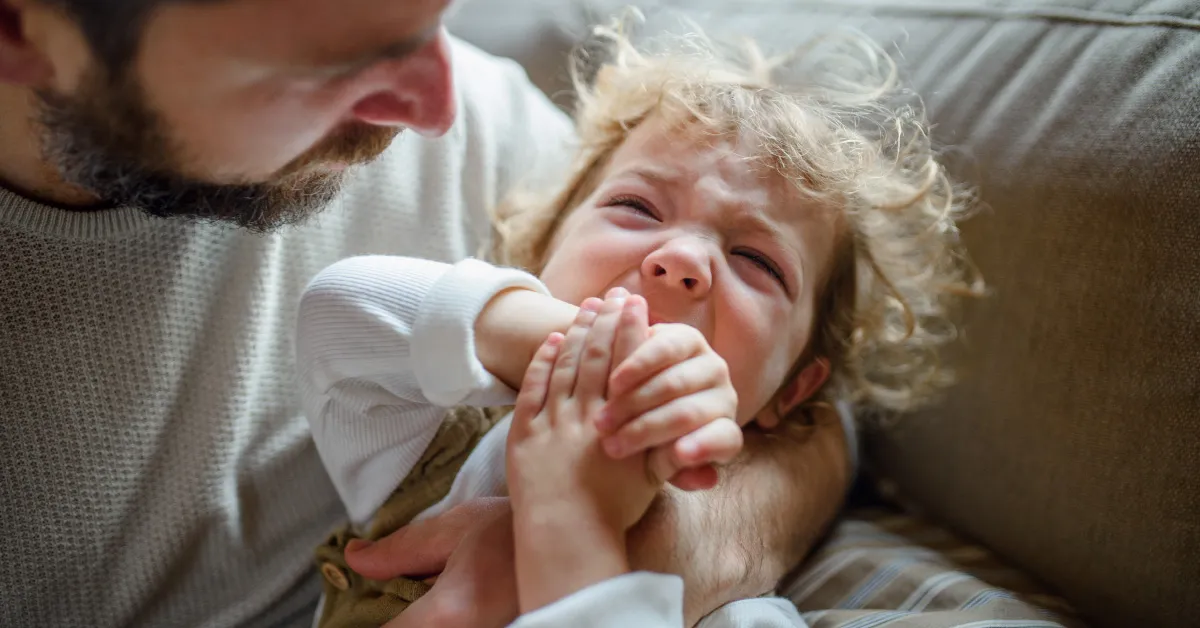 niemowlę płaczące marudzące na rękach rodzica
