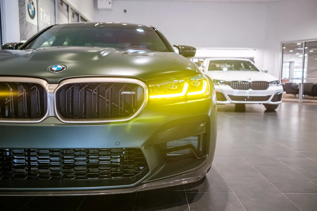 BMW M5 CS detale Gold Bronze i ż&oacute;łte światła