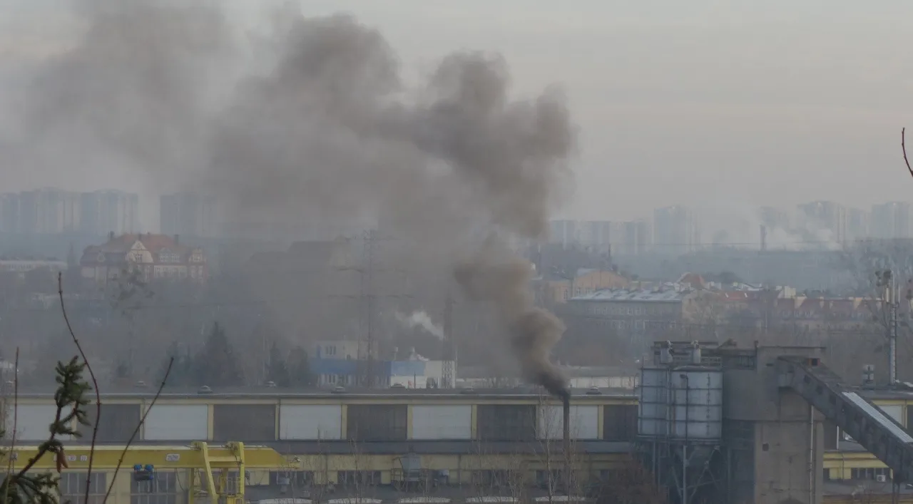 Smog w mieście, zanieczyszczone powietrze, widoczny dym