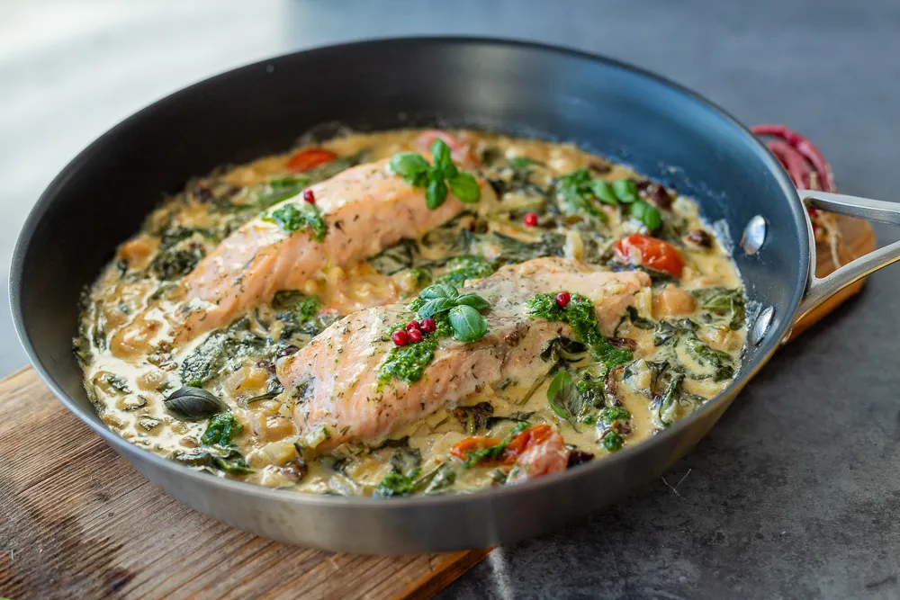 schnelles Nudelgericht mit Lachs und Spinat in einer Pfanne