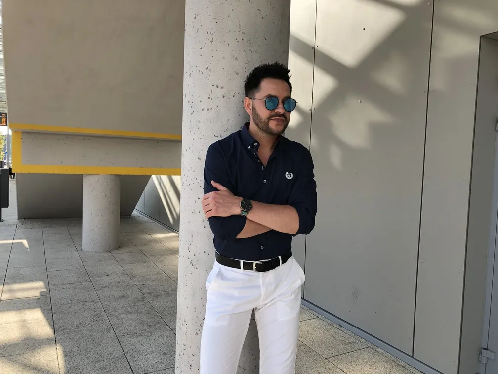 Męskie stylizacje czarna koszula jeansy chinosy