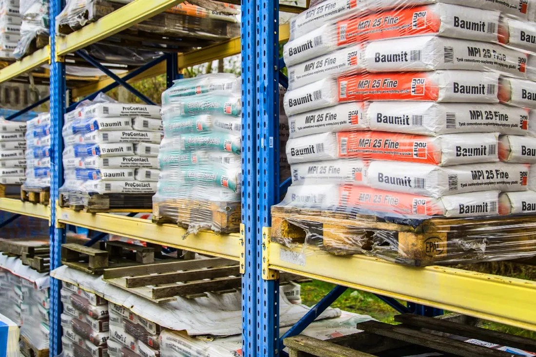 wnętrze hurtowni budowlanej z regałami pełnymi materiał&oacute;w