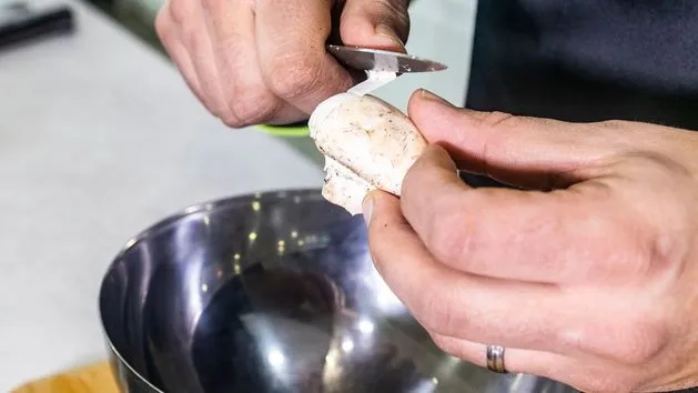 Jak prawidłowo czyścić pieczarki przed gotowaniem
