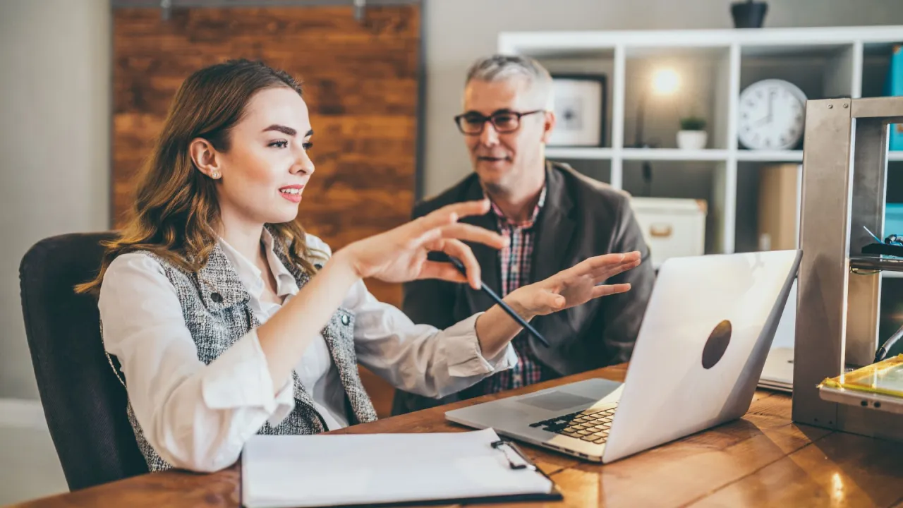 psycholog w gabinecie prywatnym, psycholog w biurze korporacyjnym
