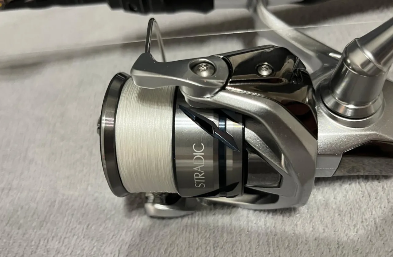 splątana plecionka broda na kołowrotku