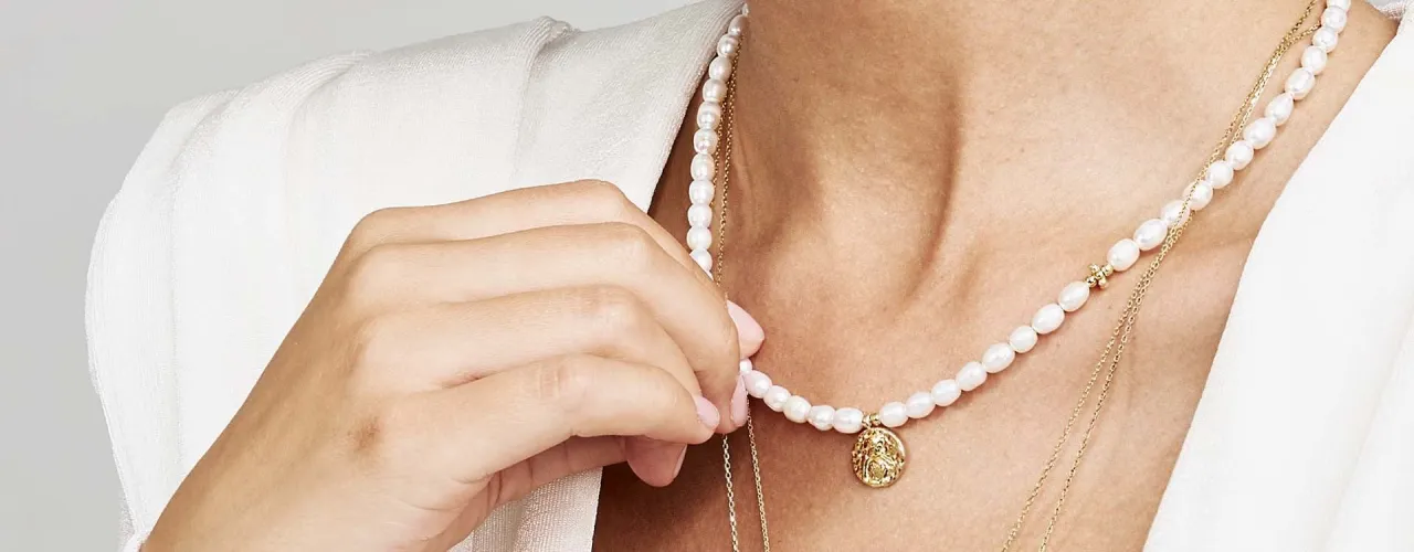 Perły do białej sukienki stylizacje