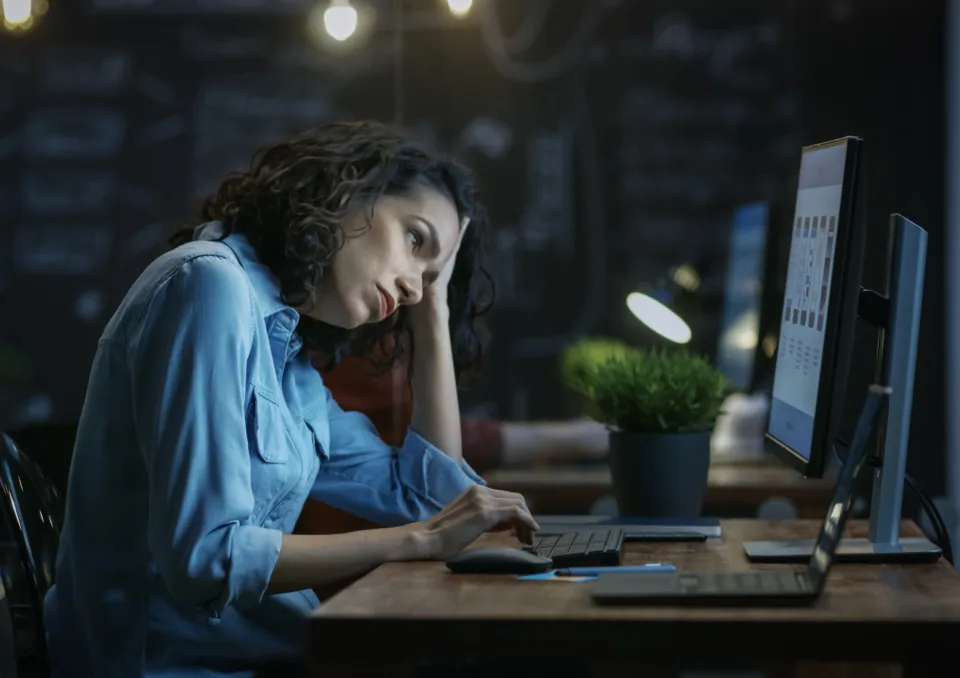 osoba zrezygnowana przy biurku, brak motywacji do pracy