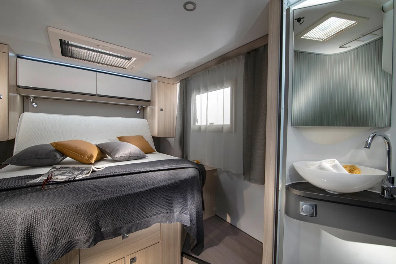 wnętrze kampera sypialnia łazienka