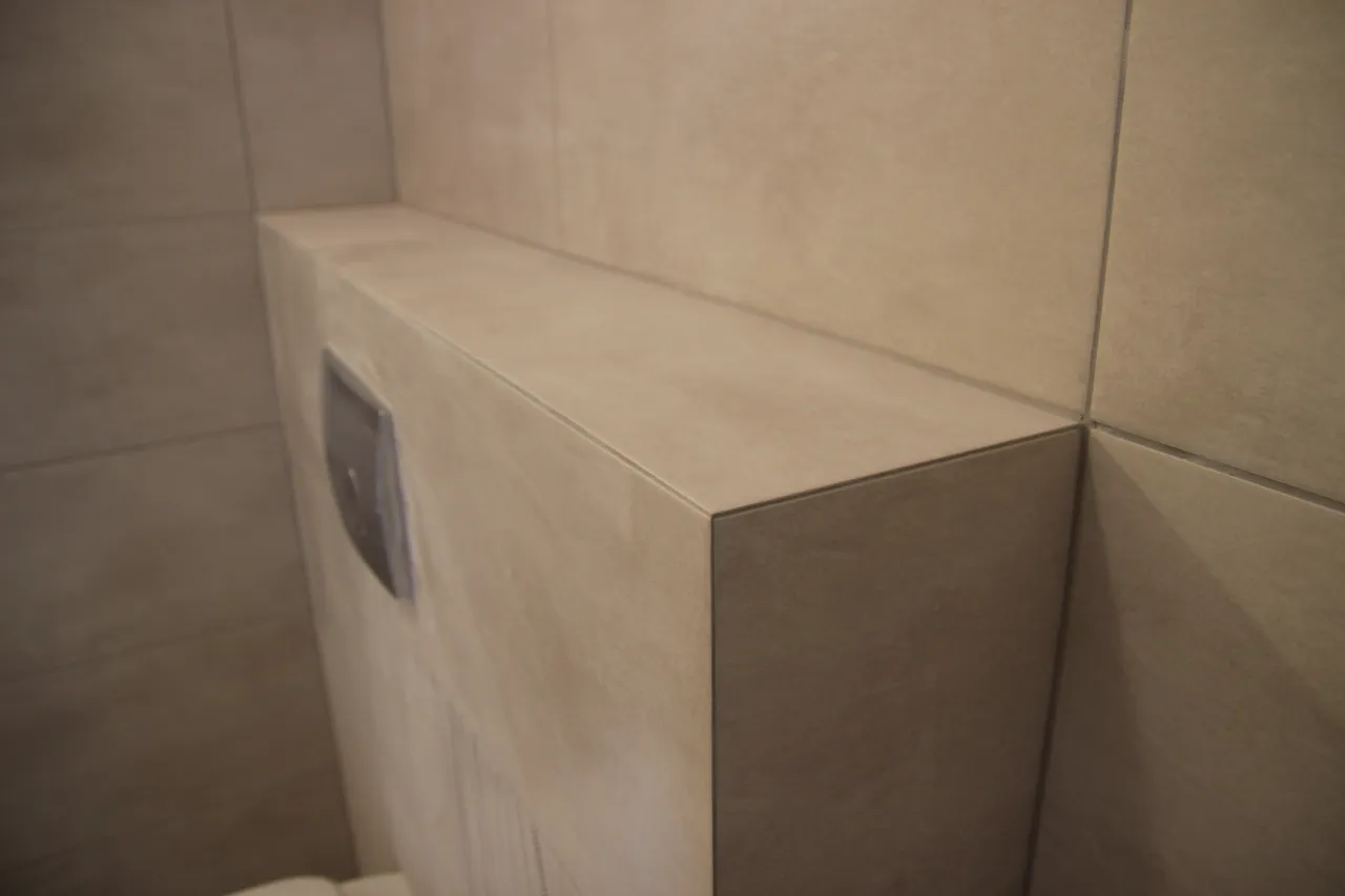 szlifowanie krawędzi płytek pod kątem 45 stopni