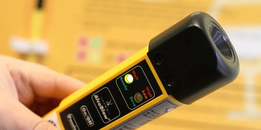 Kontrola trzeźwości w pracy alkomatem