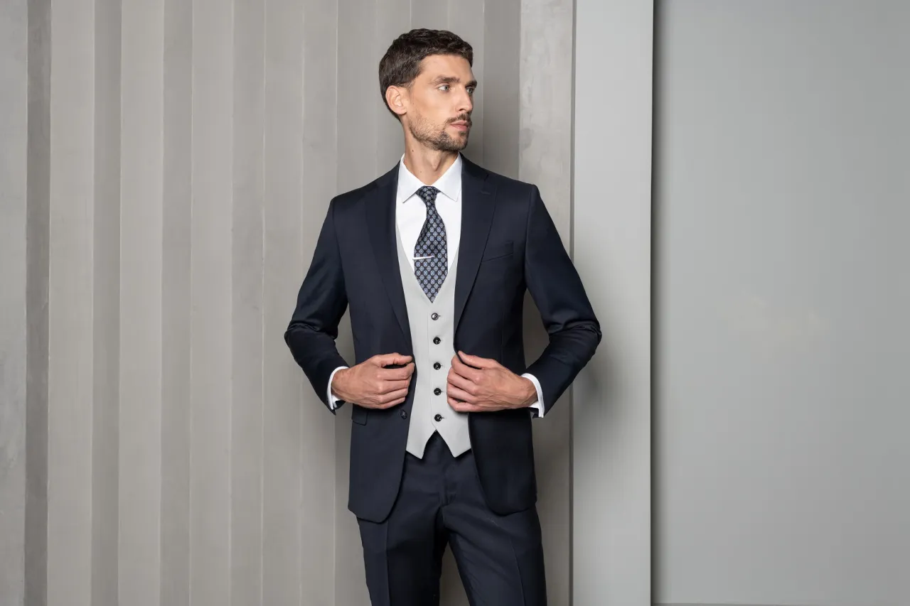 elegancki strój męski do zdjęcia dyplomowego