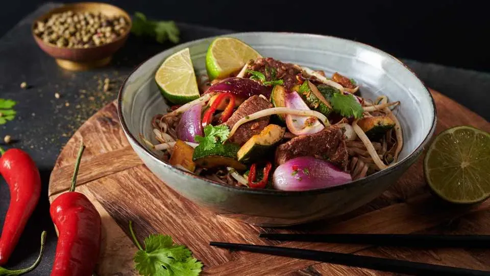 Zdjęcie Szybki i prosty przepis na stir fry z wołowiną i warzywami