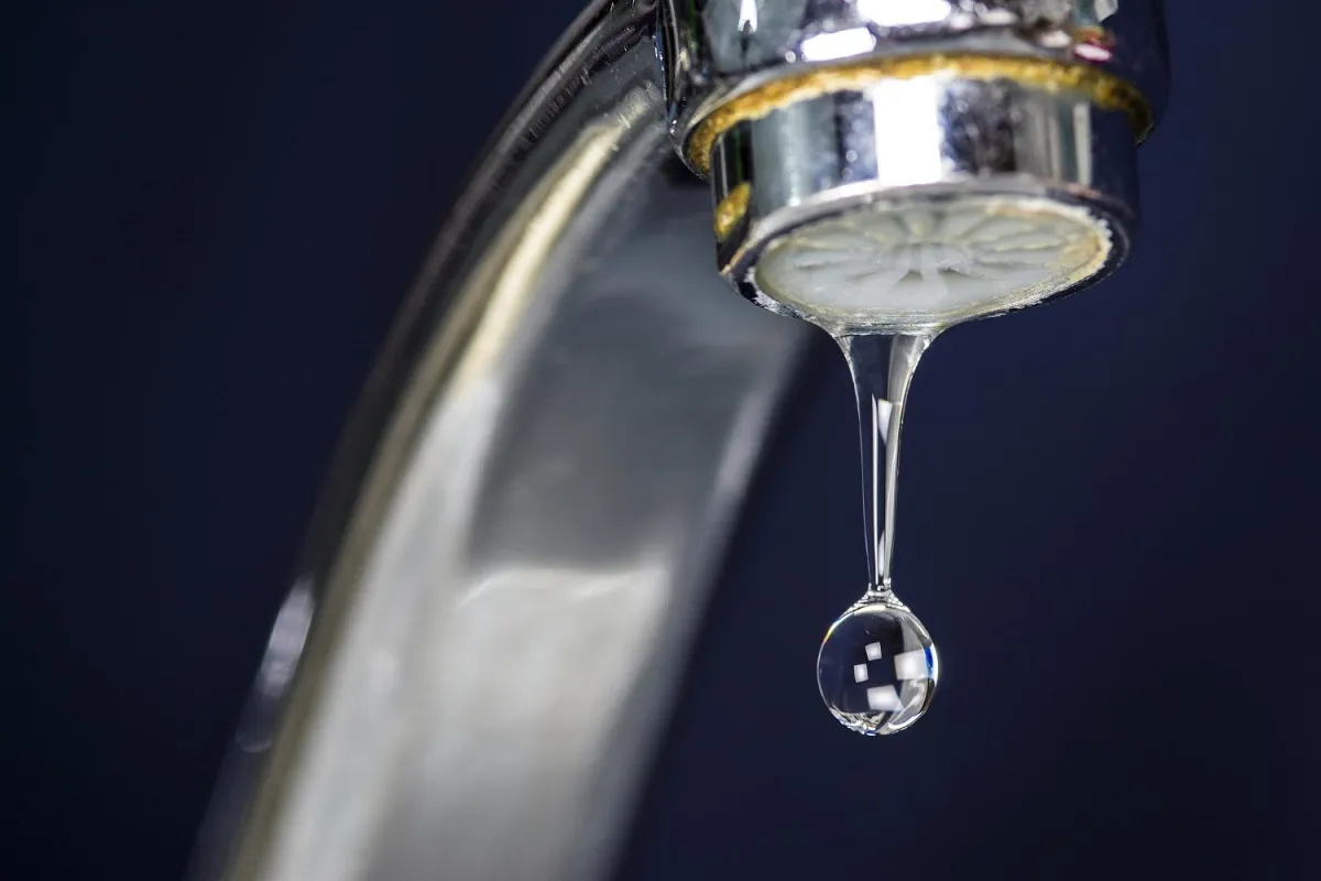 słaby strumień wody w kranie