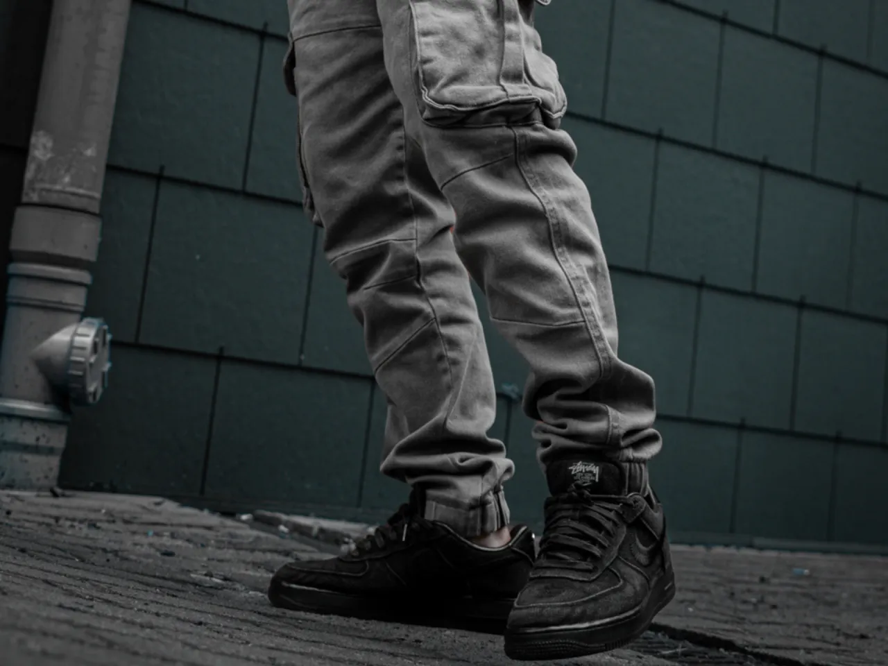 stylizacje męskie szare spodnie garniturowe chinosy jeansy