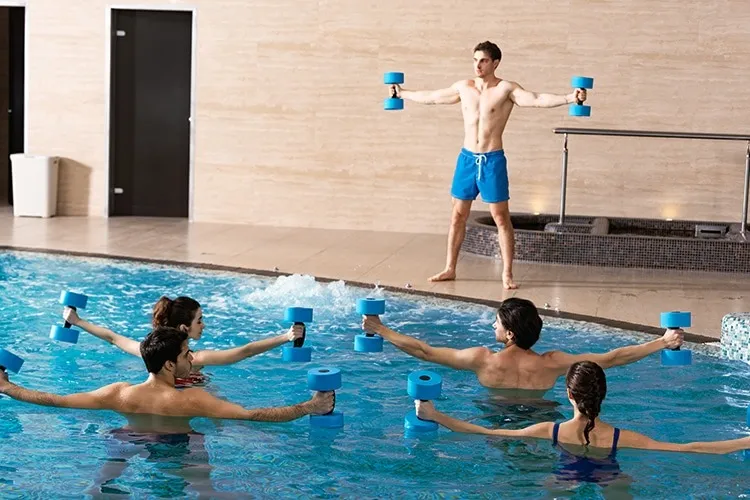 Pacjent w basenie rehabilitacyjnym z fizjoterapeutą