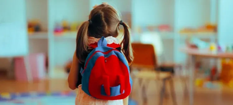 dziecko z plecakiem idące do szkoły