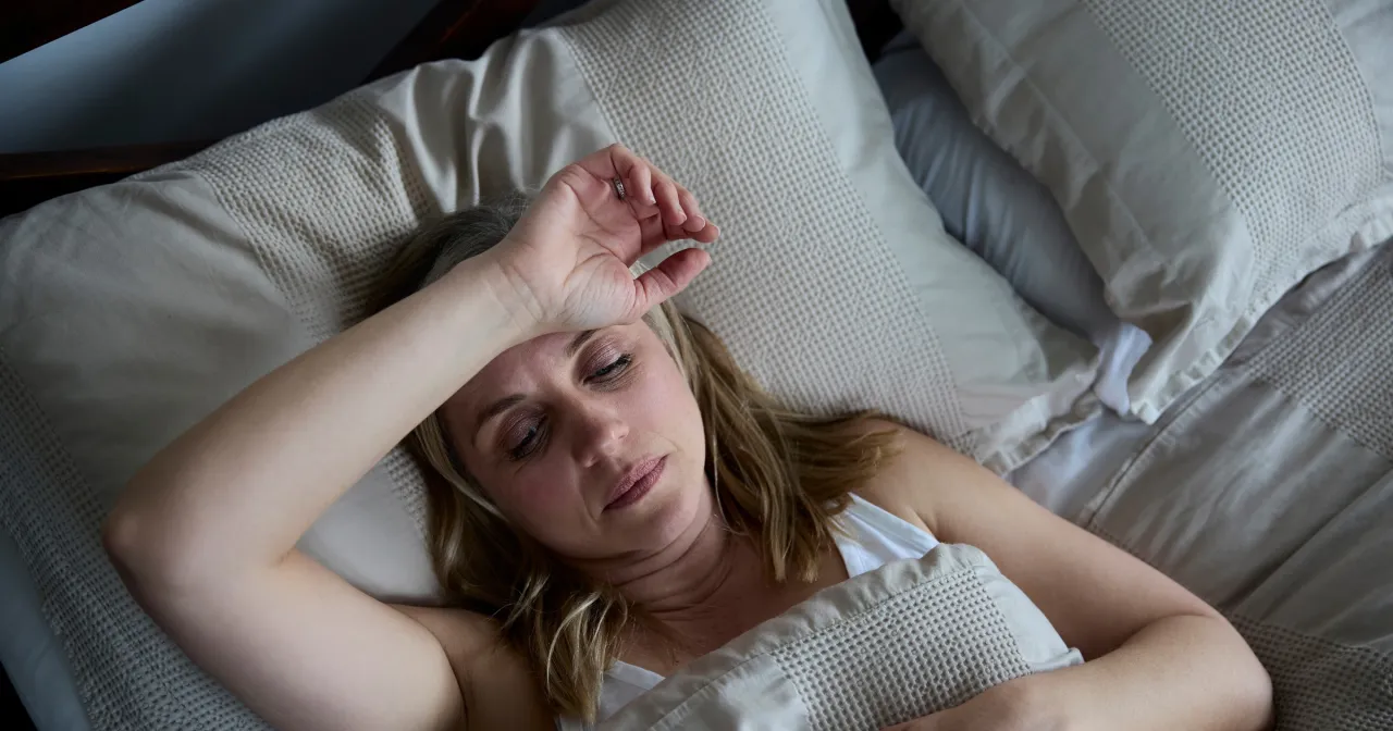 Kobieta zamyślona, trzymająca się za głowę