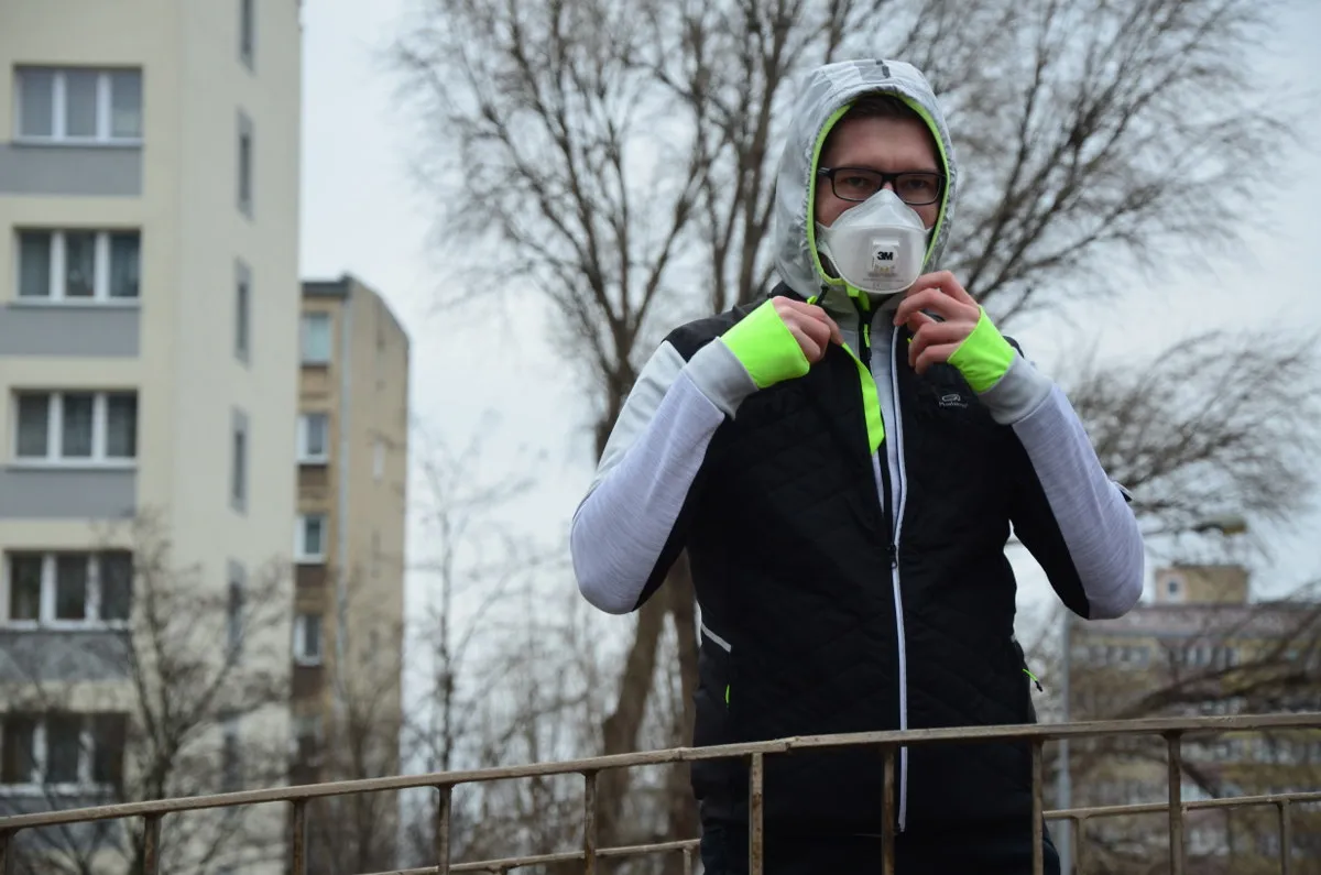 Biegacz w masce antysmogowej w mieście