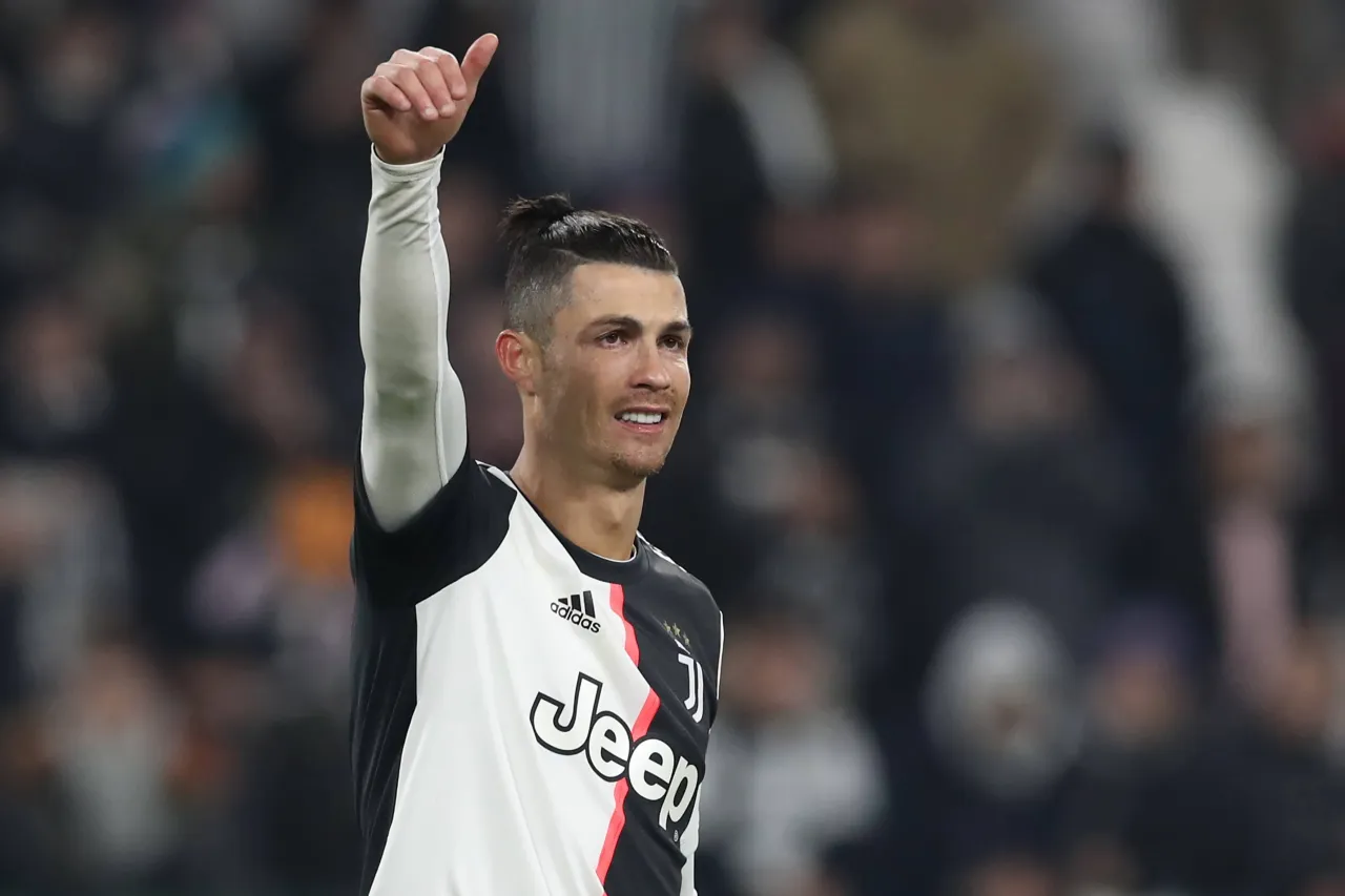 Cristiano Ronaldo z kciukiem w g&oacute;rze, uśmiechnięty. Jego zarobki w Juventusie budzą podziw.