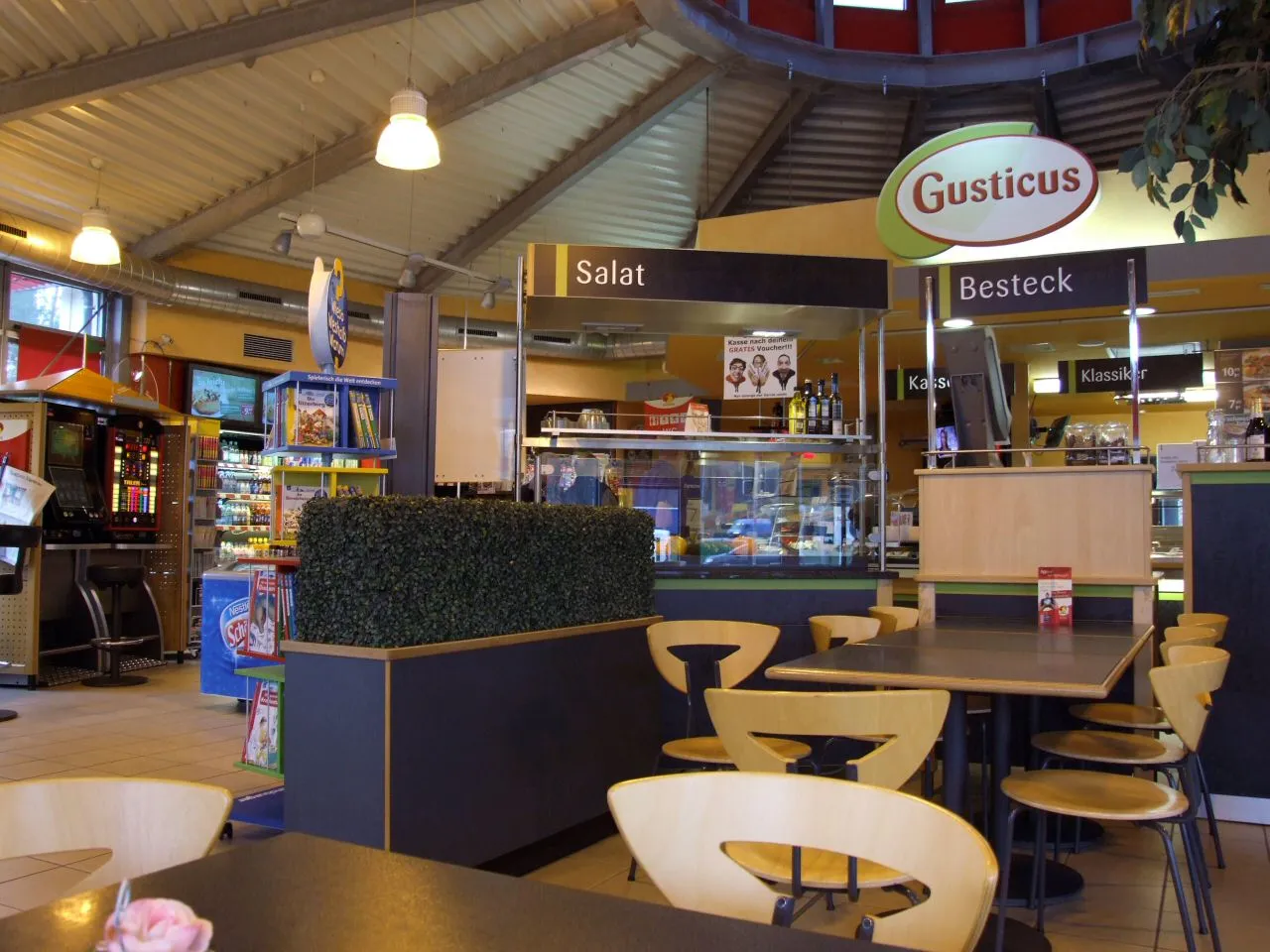 Serways Restaurant Innenansicht Essen