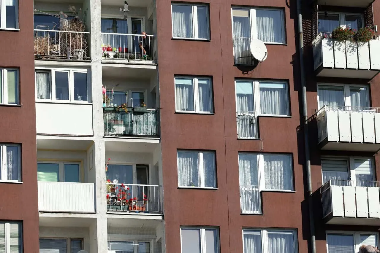 Bloki mieszkalne z balkonami, gdzie co oznacza mieszkanie TBS – proste, funkcjonalne lokum dla wielu rodzin.